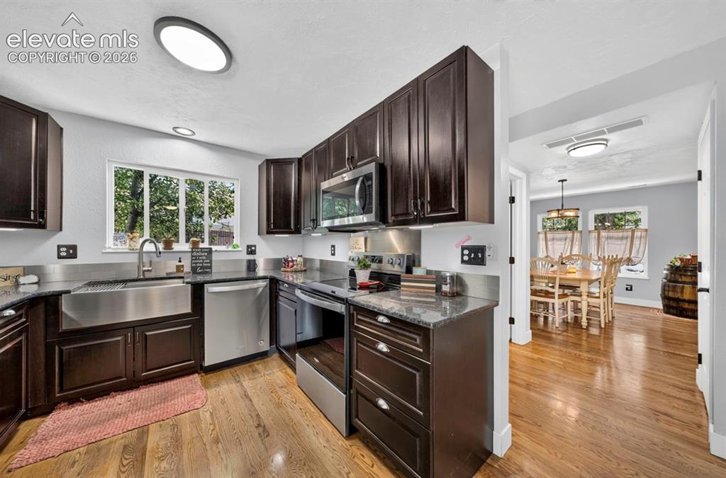 Image 7 of 31: Kitchen