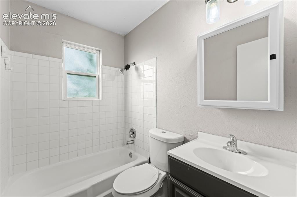 Image 18 of 22: Bathroom