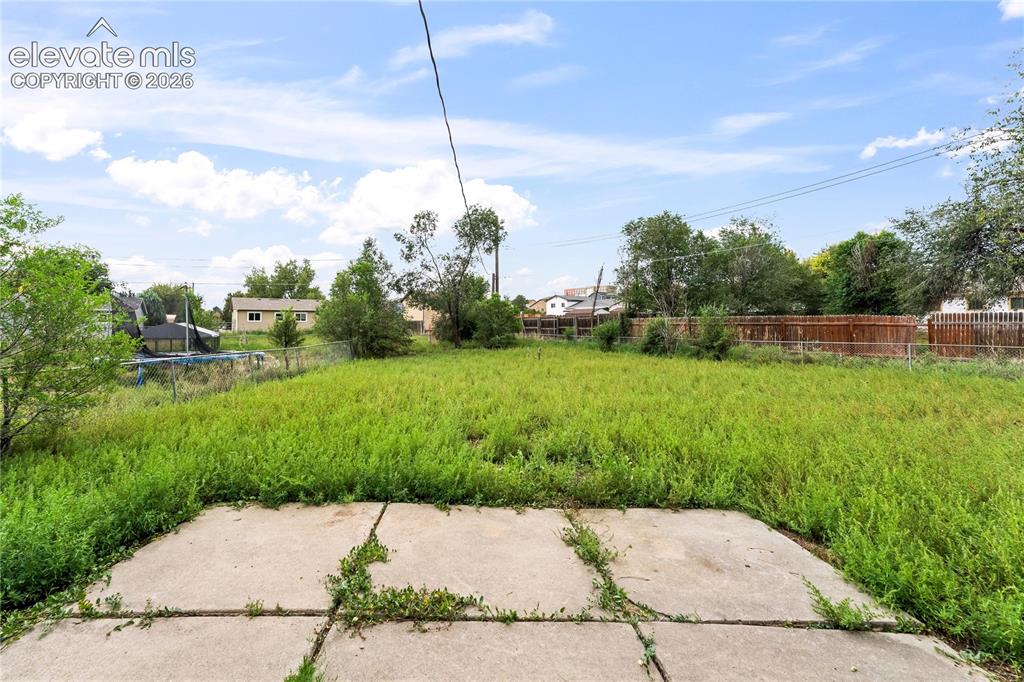 Image 19 of 22: Yard