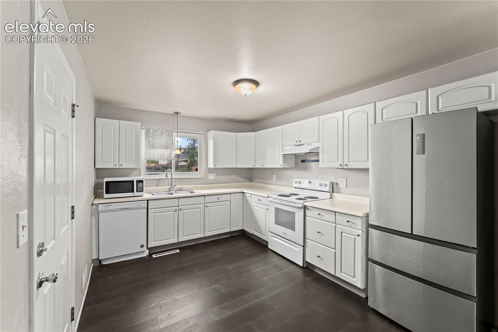 Image 6 of 22: Kitchen