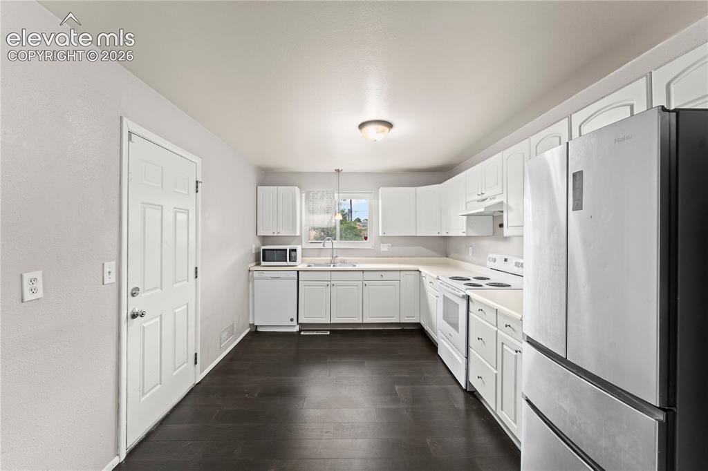 Image 8 of 22: Kitchen