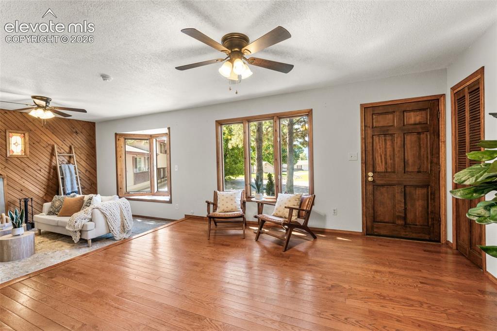 Image 10 of 40: Sitting Room