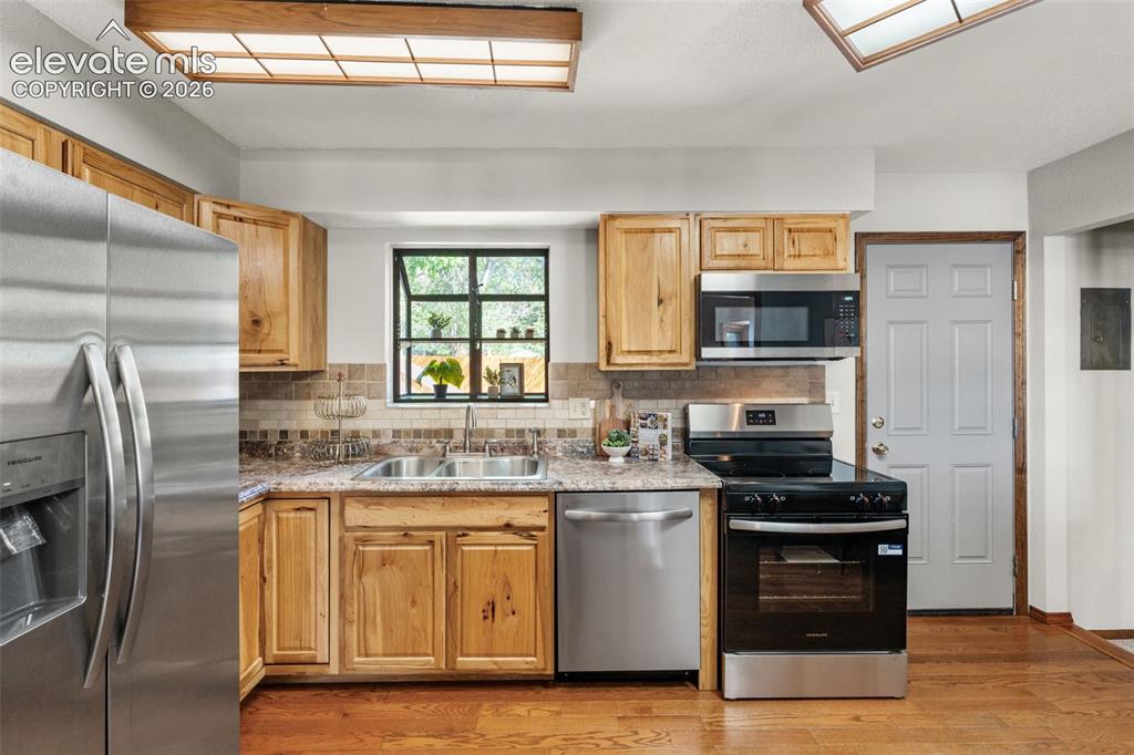 Image 11 of 40: Kitchen