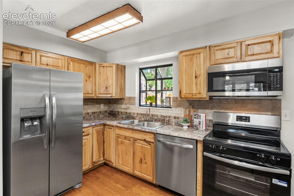 Image 12 of 40: Kitchen