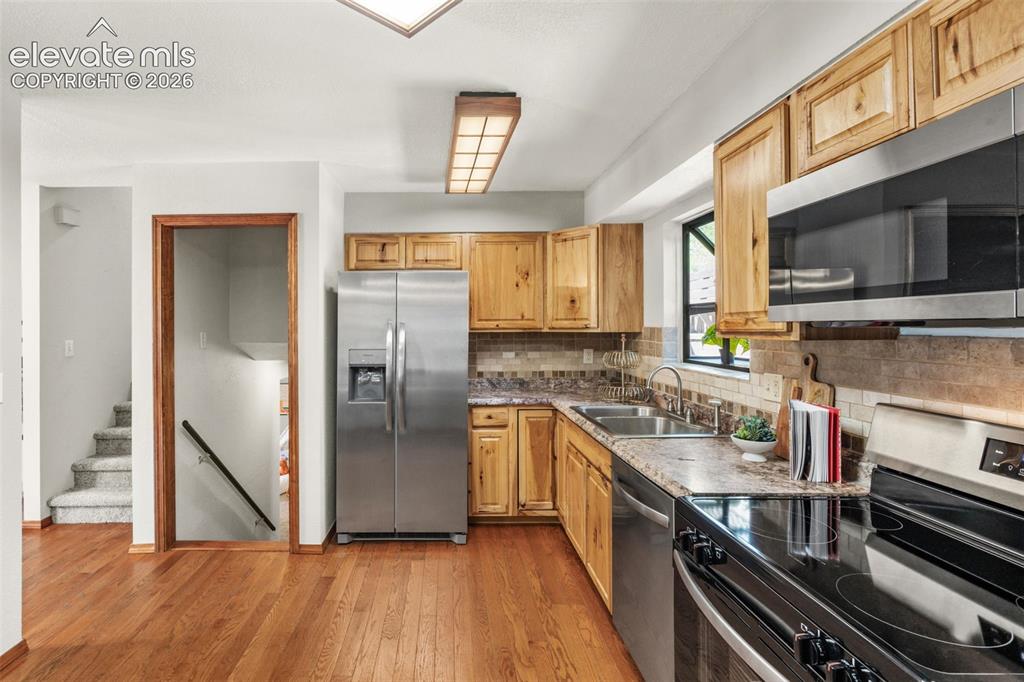 Image 13 of 40: Kitchen