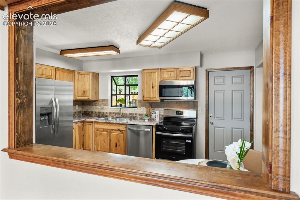 Image 14 of 40: Kitchen