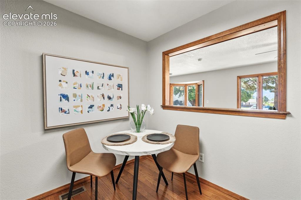 Image 16 of 40: Dining Area