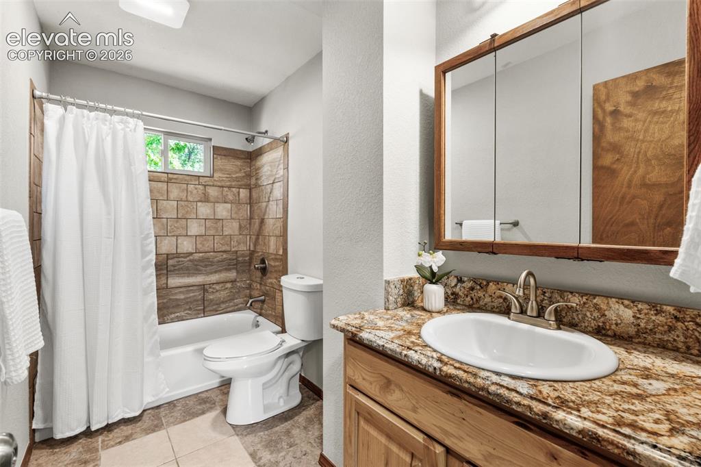Image 21 of 40: Bathroom