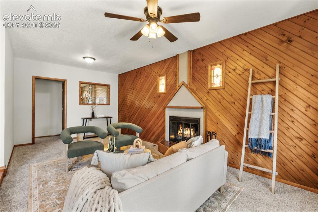 Image 5 of 40: Living Room