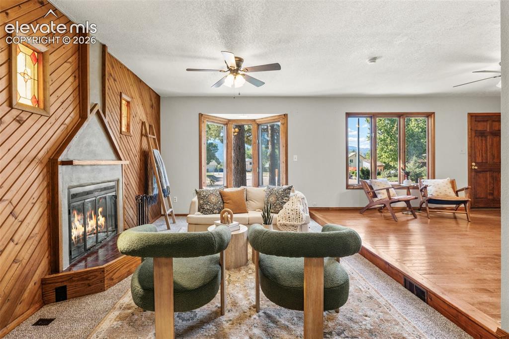 Image 7 of 40: Living Room