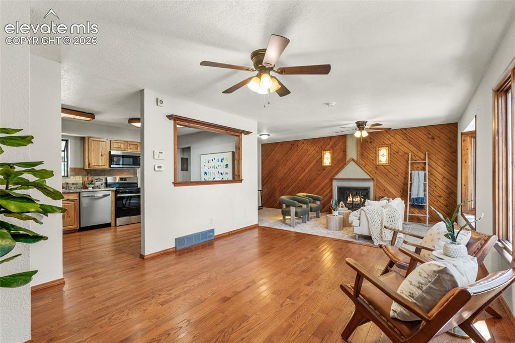 Image 8 of 40: Sitting Room