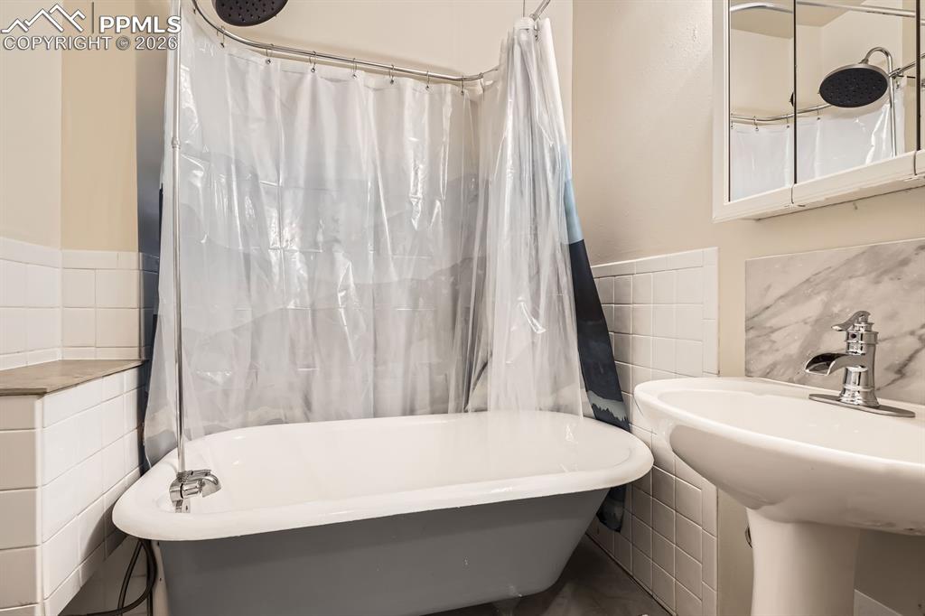 Image 14 of 28: Lower Unit Bathroom