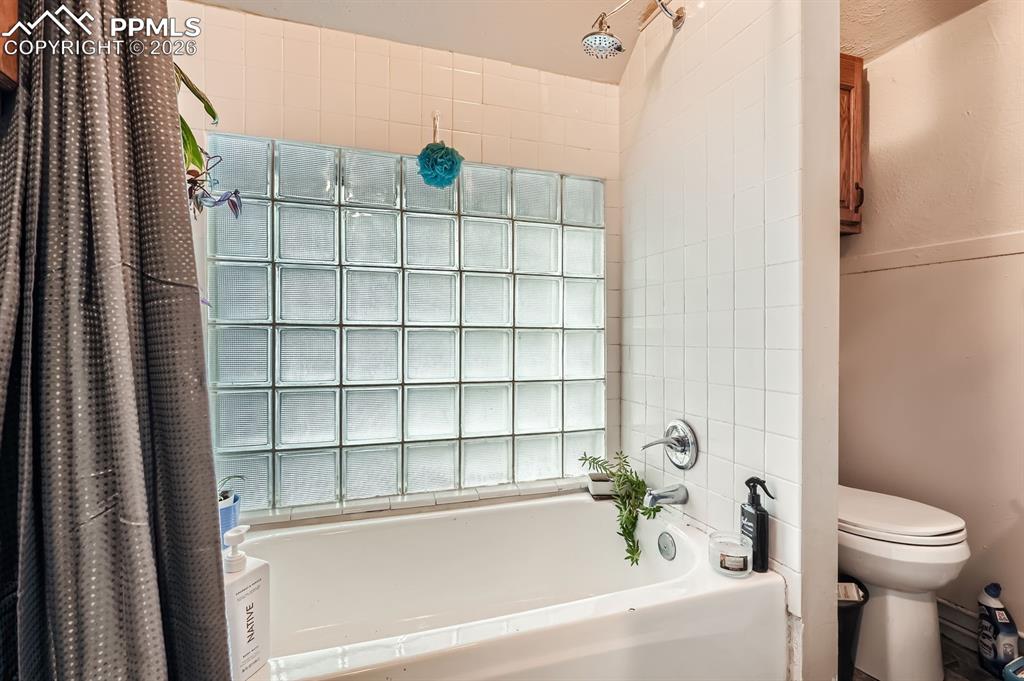 Image 20 of 28: Upper Unit Bath