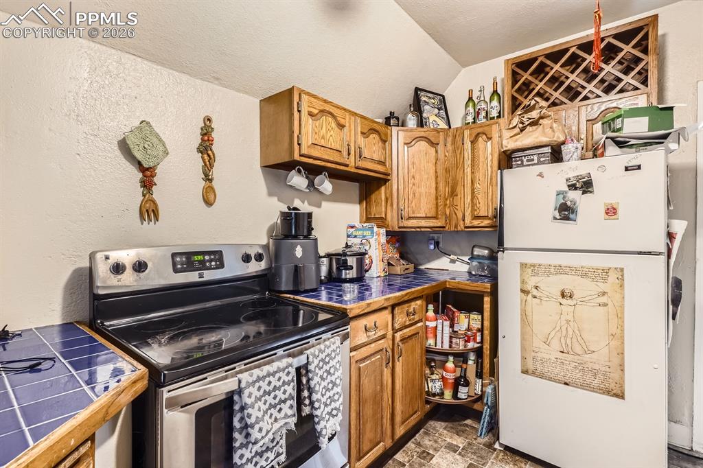 Image 23 of 28: Upper Unit Kitchen