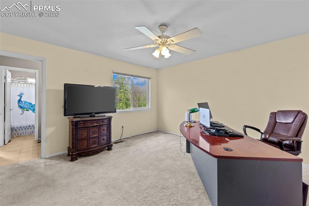 Image 17 of 40: Office