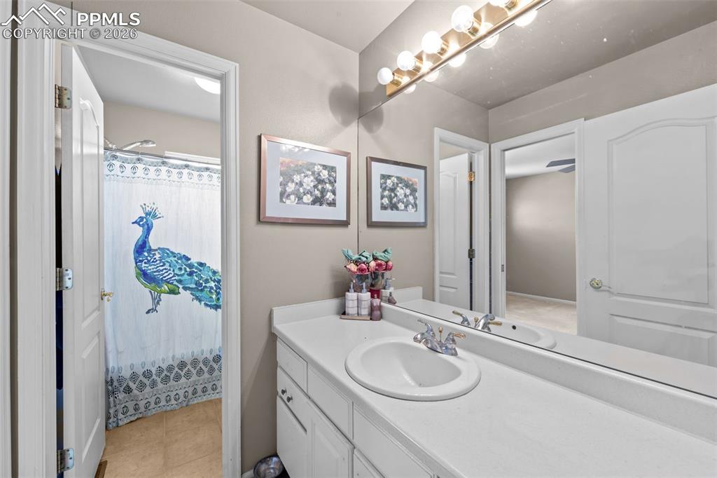 Image 18 of 40: Bathroom