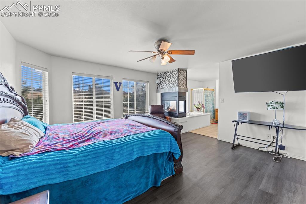Image 19 of 40: Bedroom
