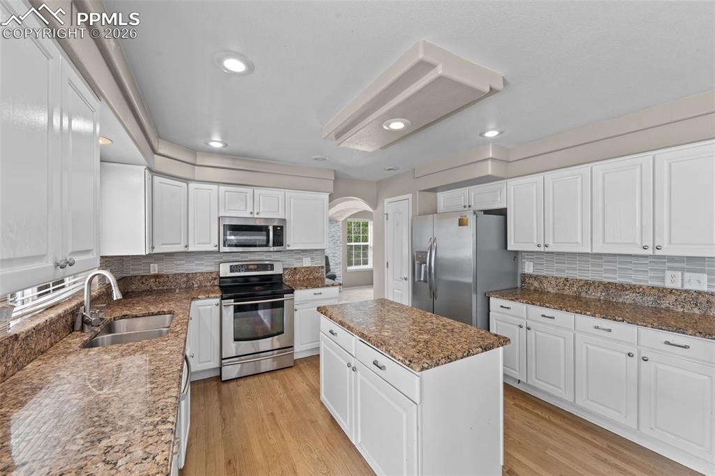 Image 7 of 40: Kitchen