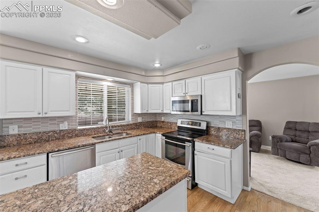Image 8 of 40: Kitchen