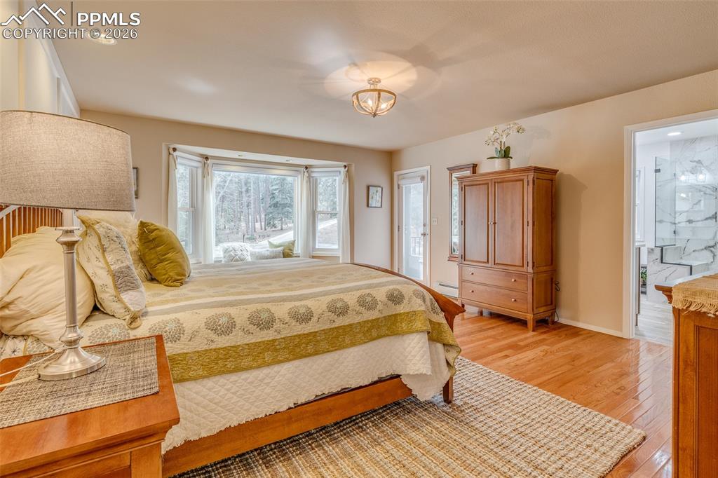 Image 26 of 50: Bedroom