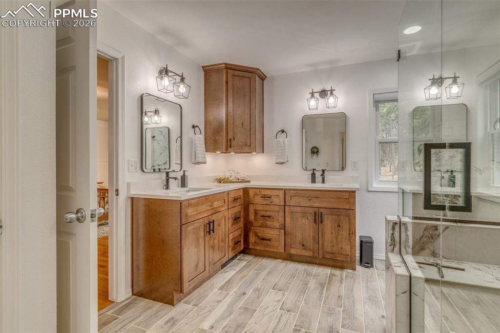 Image 29 of 50: Bathroom