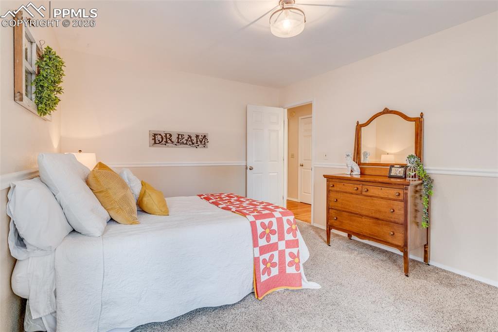 Image 31 of 50: Bedroom