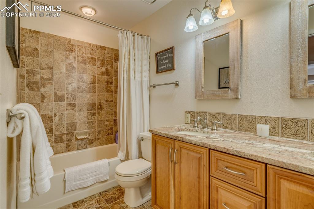 Image 32 of 50: Bathroom