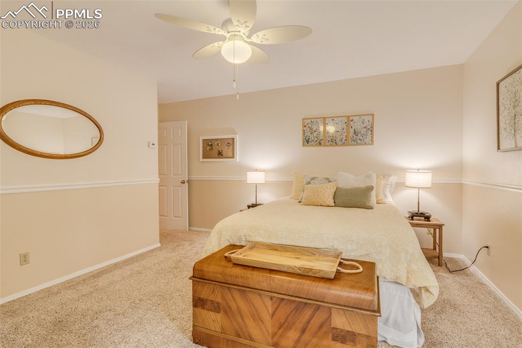 Image 33 of 50: Bedroom