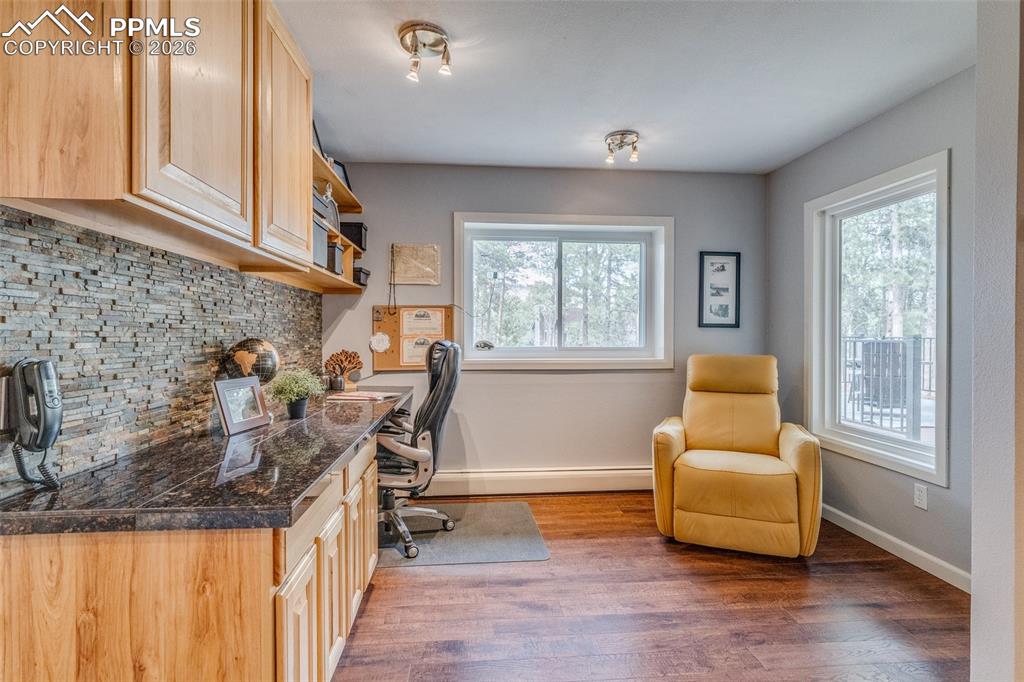 Image 41 of 50: Office