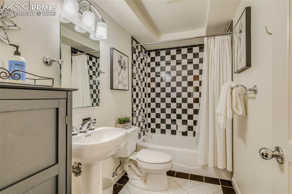 Image 43 of 50: Bathroom