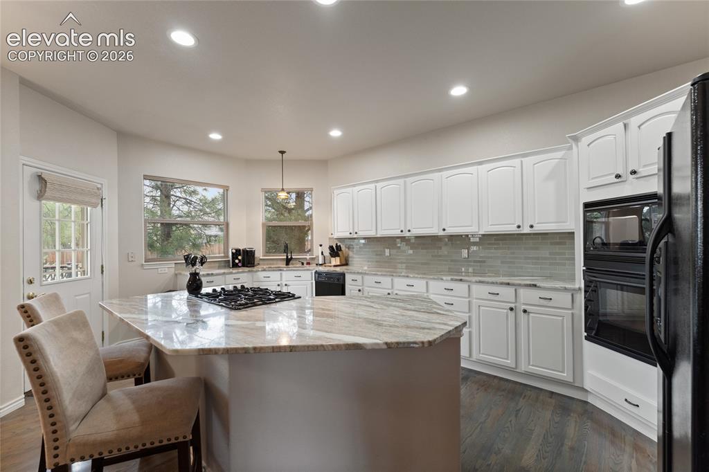 Image 18 of 48: Kitchen