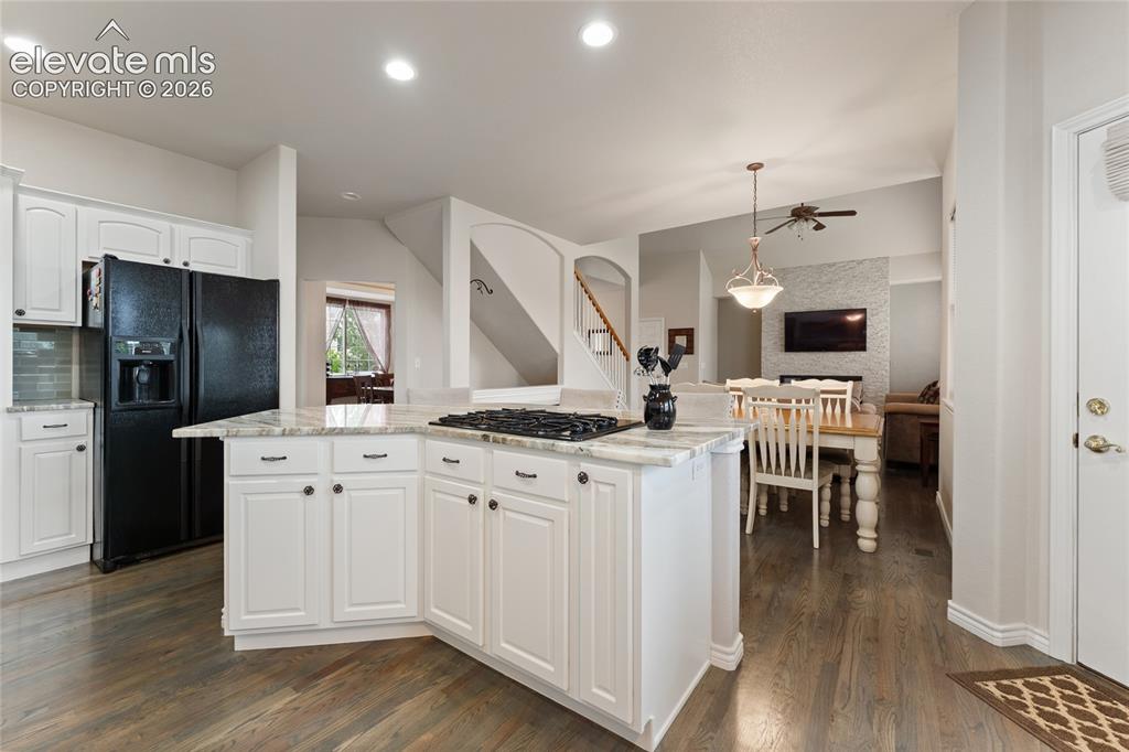 Image 20 of 48: Kitchen