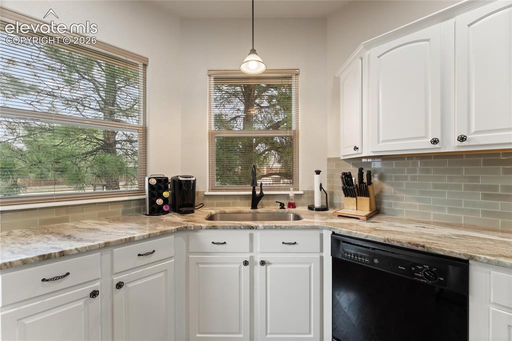 Image 21 of 48: Kitchen