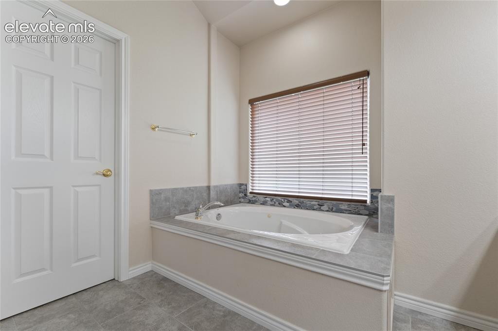 Image 29 of 48: Bathroom
