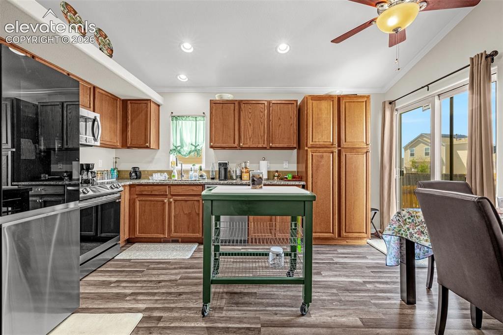 Image 10 of 38: Kitchen