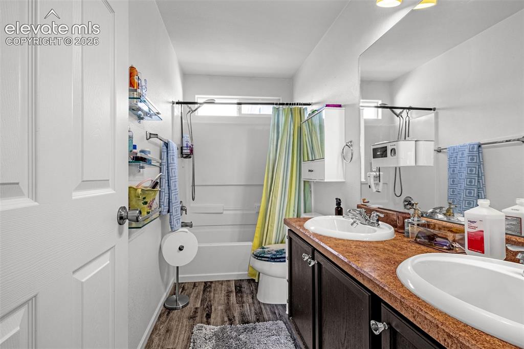 Image 16 of 38: Bathroom