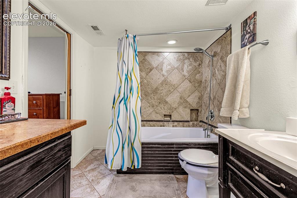 Image 22 of 38: Bathroom