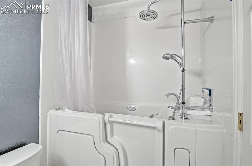Image 19 of 39: Walk in tub