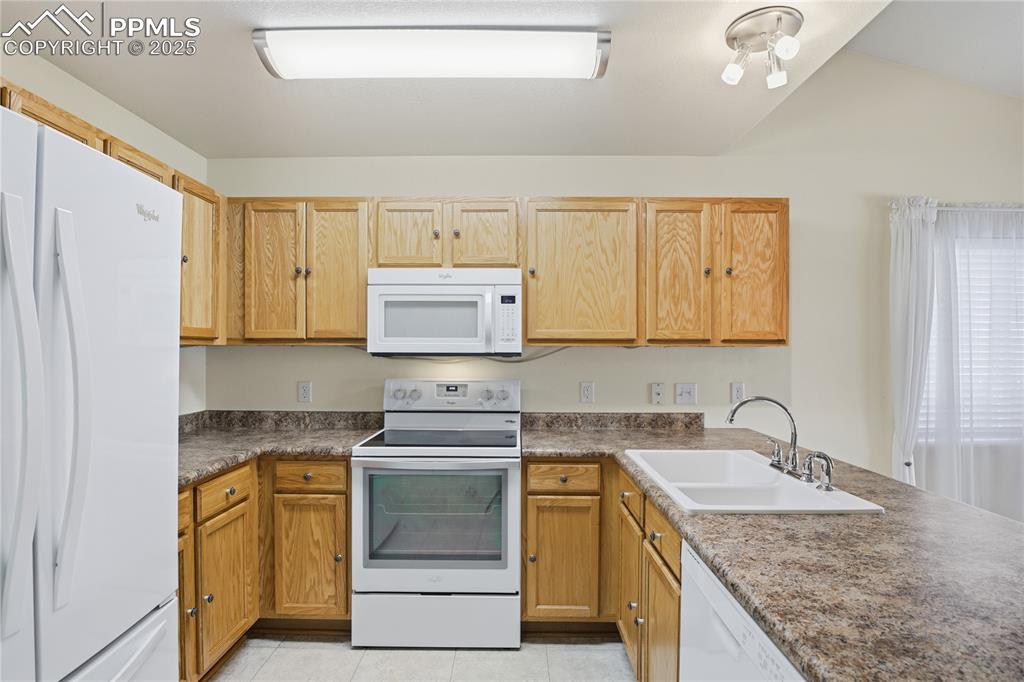 Image 31 of 39: Kitchen