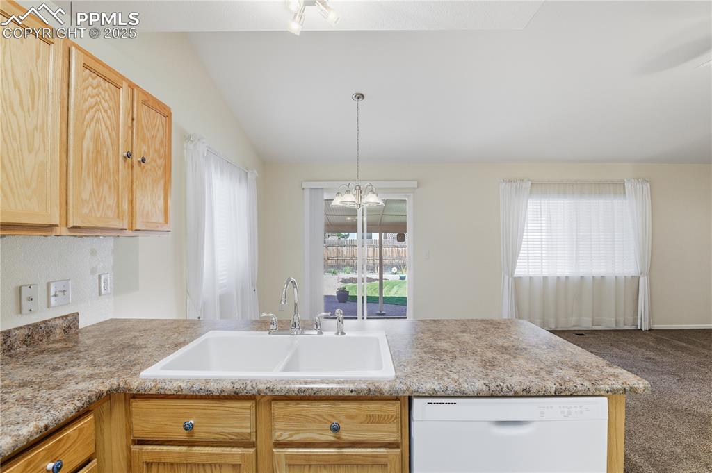 Image 33 of 39: Kitchen