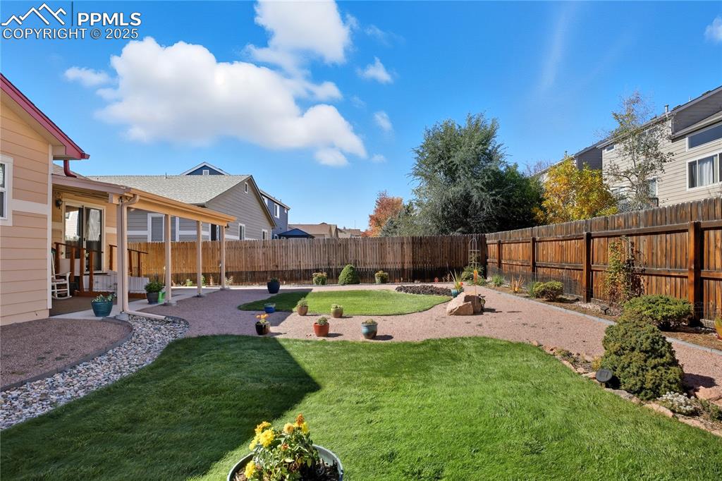 Image 37 of 39: Yard