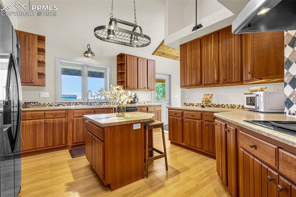 Image 13 of 50: Kitchen