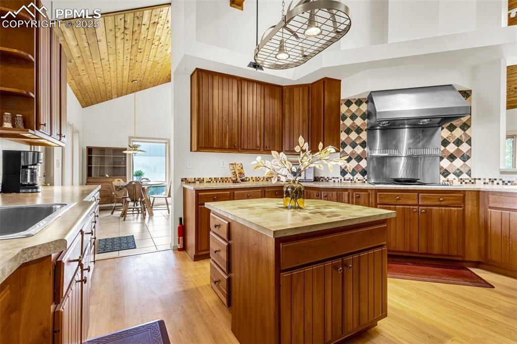 Image 14 of 50: Kitchen