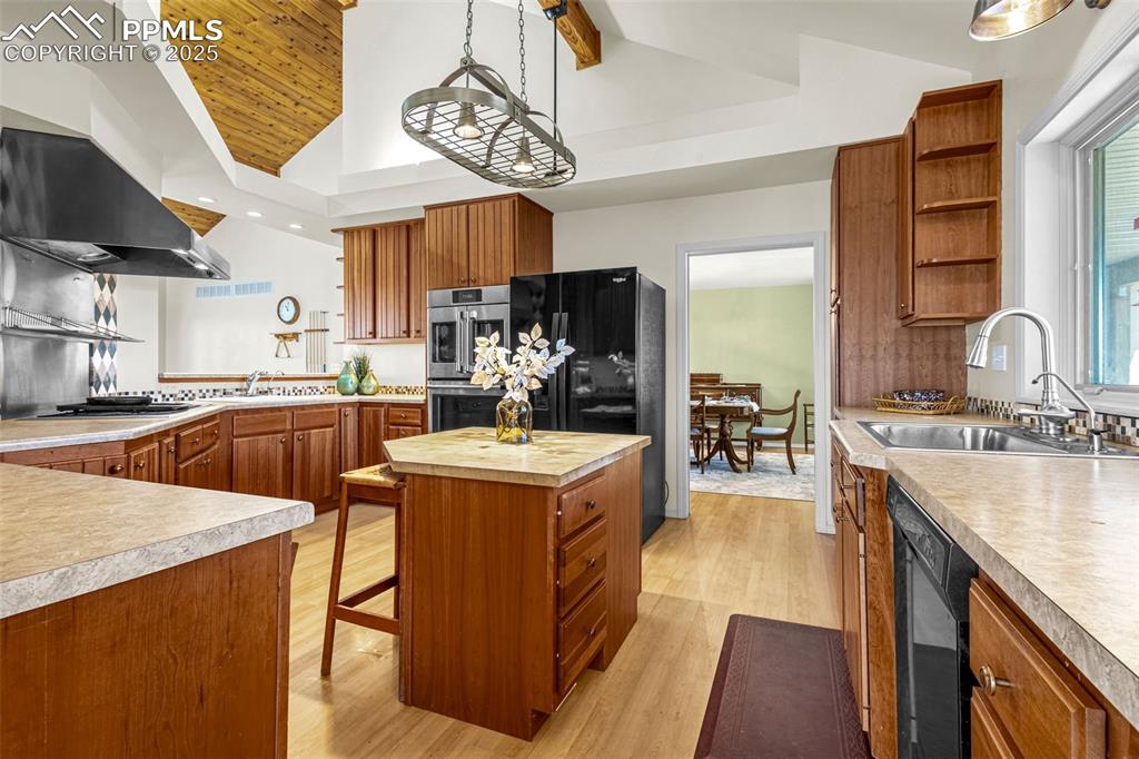 Image 15 of 50: Kitchen