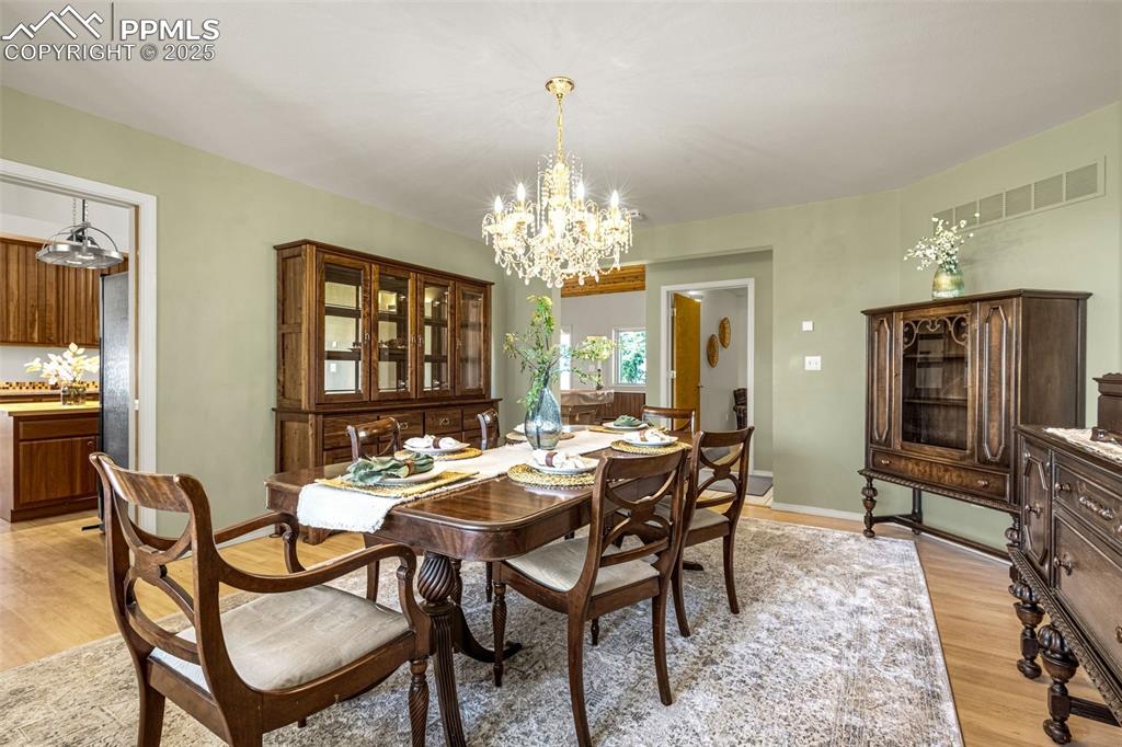 Image 16 of 50: Dining Area