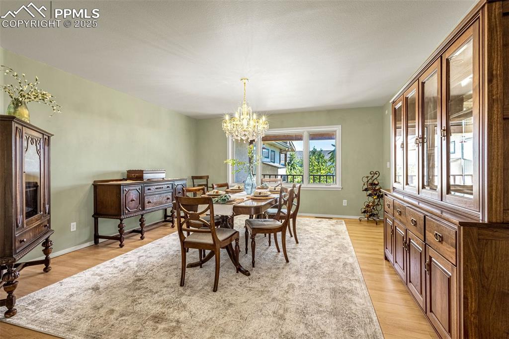 Image 17 of 50: Dining Area