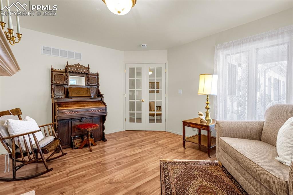 Image 19 of 50: Sitting Room