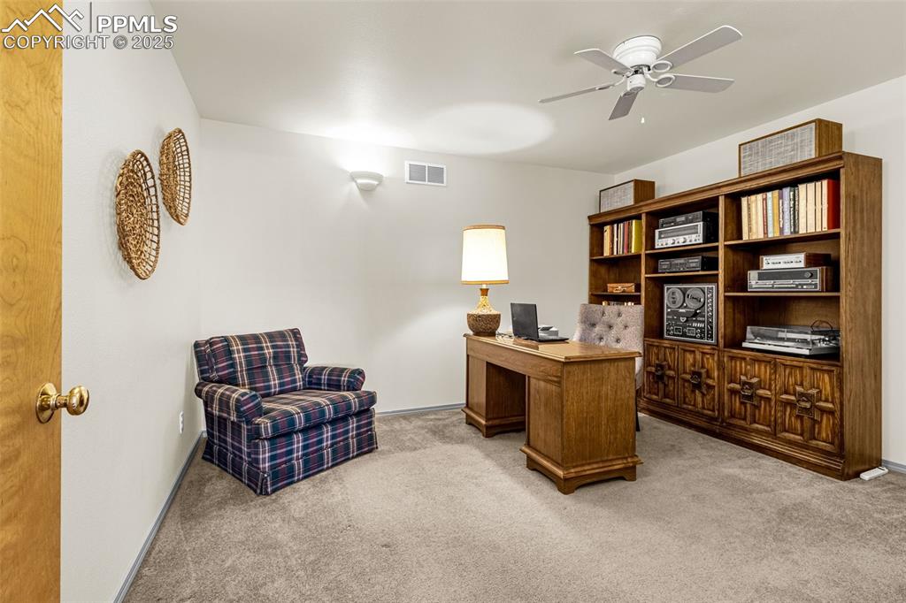 Image 20 of 50: Office