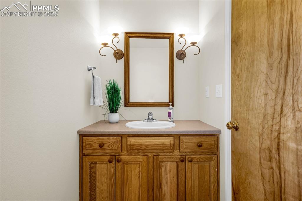 Image 29 of 50: Powder Room