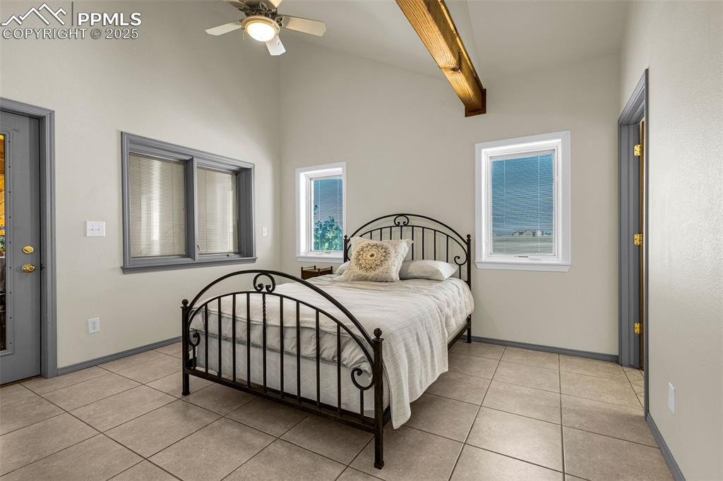 Image 31 of 50: Jr. Suite